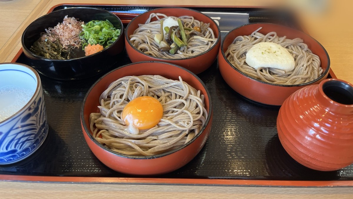 三段の割子そば。とろろ、山菜、卵がそれぞれの器に乗っている
