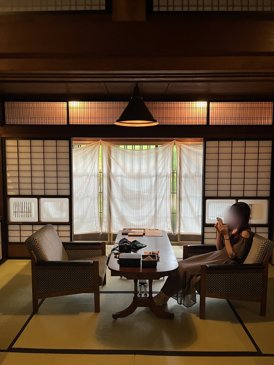 部屋のテーブルと椅子。障子越しにやわらかい光が入っている