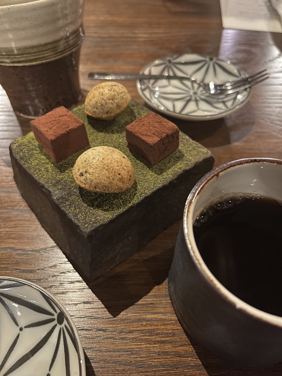 苔を模した器にのった小菓子と、コーヒー