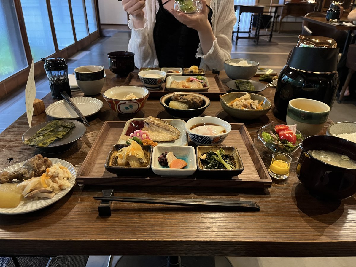 朝食の全体。小鉢がいくつも並んだ和朝食